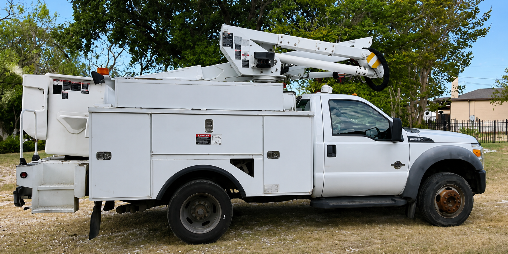 2011 Ford F-550 Bucket Truck  - Image 3