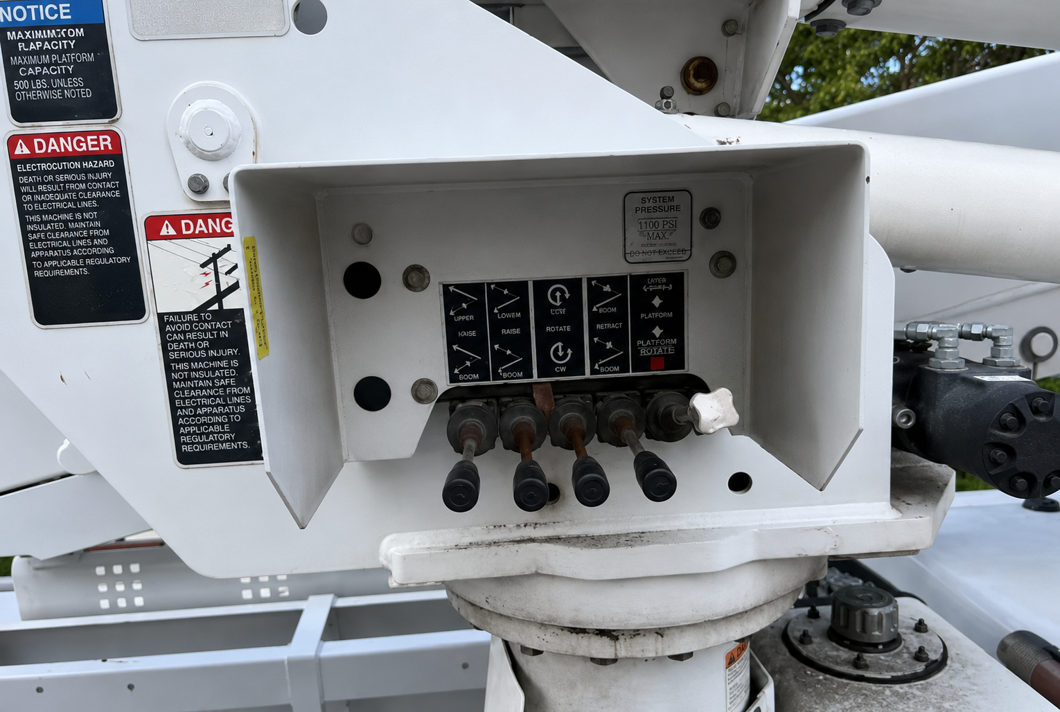 2011 Ford F-550 Bucket Truck  - Image 4
