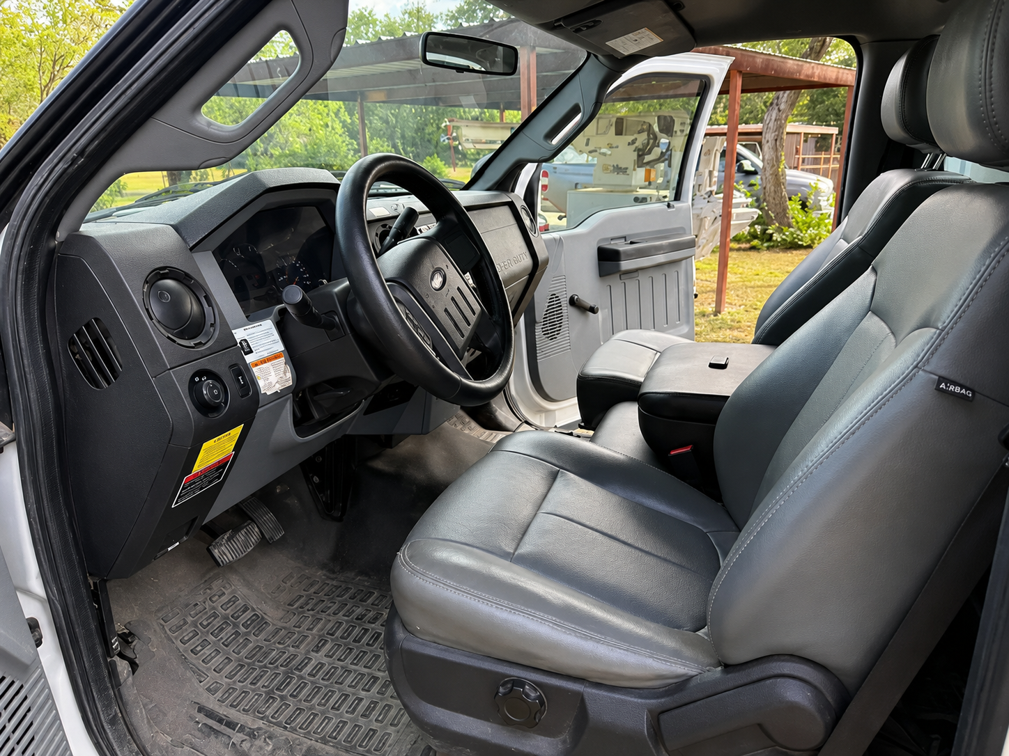 2011 Ford F-550 Bucket Truck  - Image 5