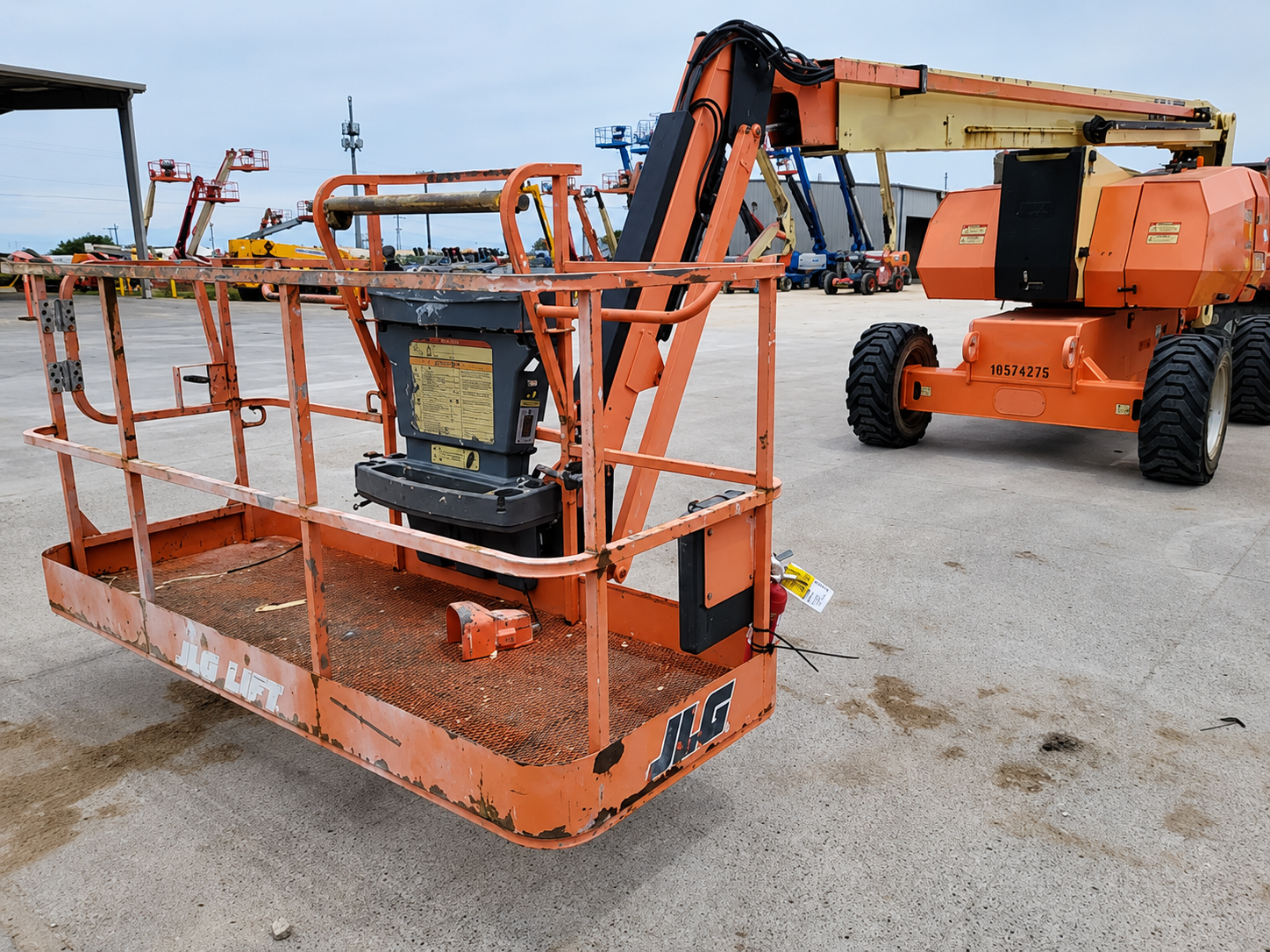 2017 JLG 800AJ Articulating Boom Lift - Image 2