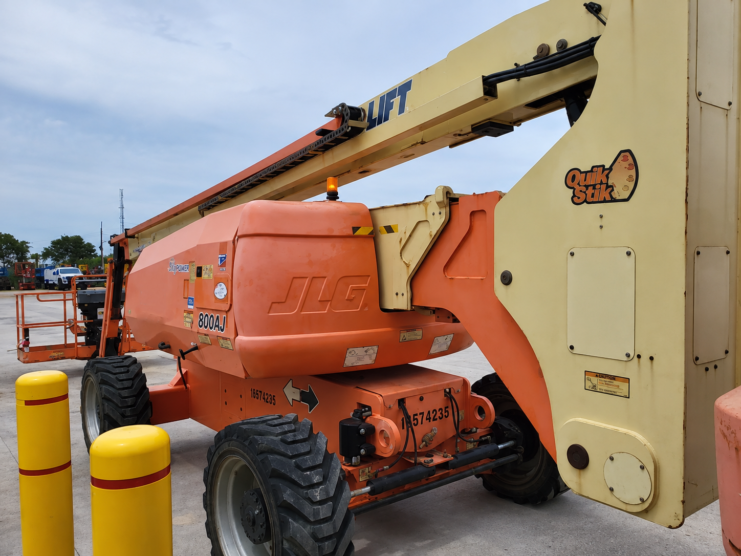 2017 JLG 800AJ Articulating Boom Lift - Image 4