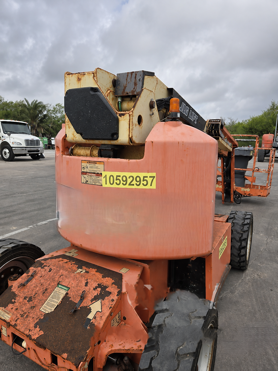2017 JLG E450AJ Articulating Boom Lift - Image 4
