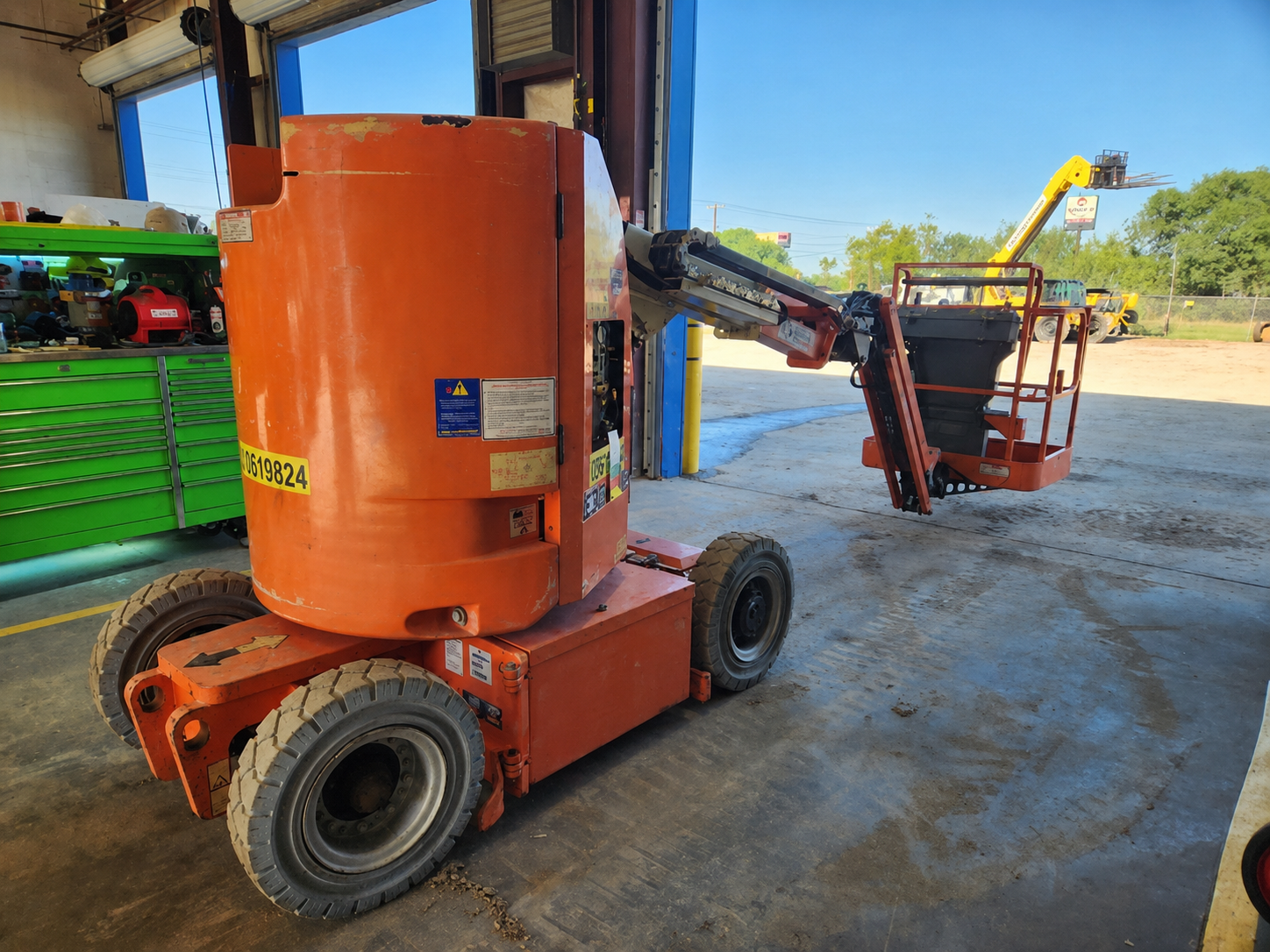 2017 JLG E300AJP Articulating Boom Lift - Image 5