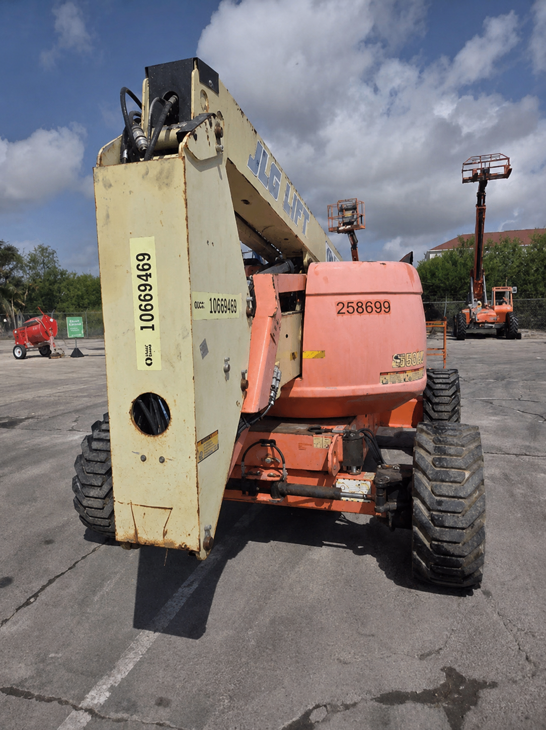 2017 JLG 600AJ Articulating Boom Lift - Image 2