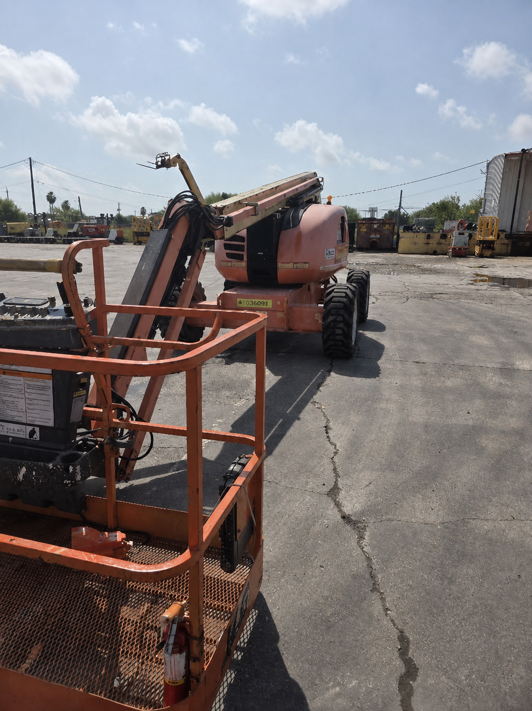 2017 JLG 600AJ Articulating Boom Lift - Image 4