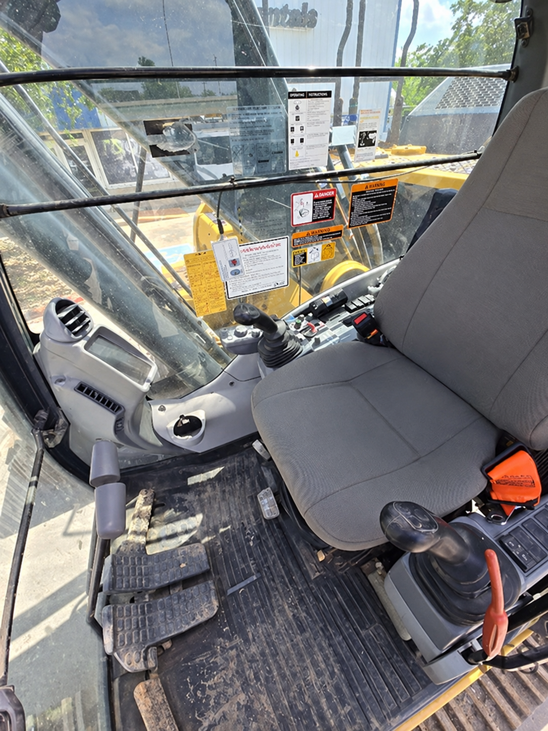 2019 Deere 210G LC Excavator - Image 4