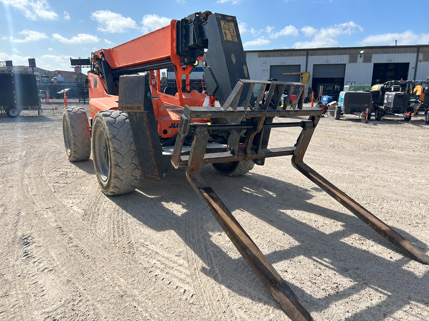 2019 SkyTrak 10054 Telehandler - Image 2