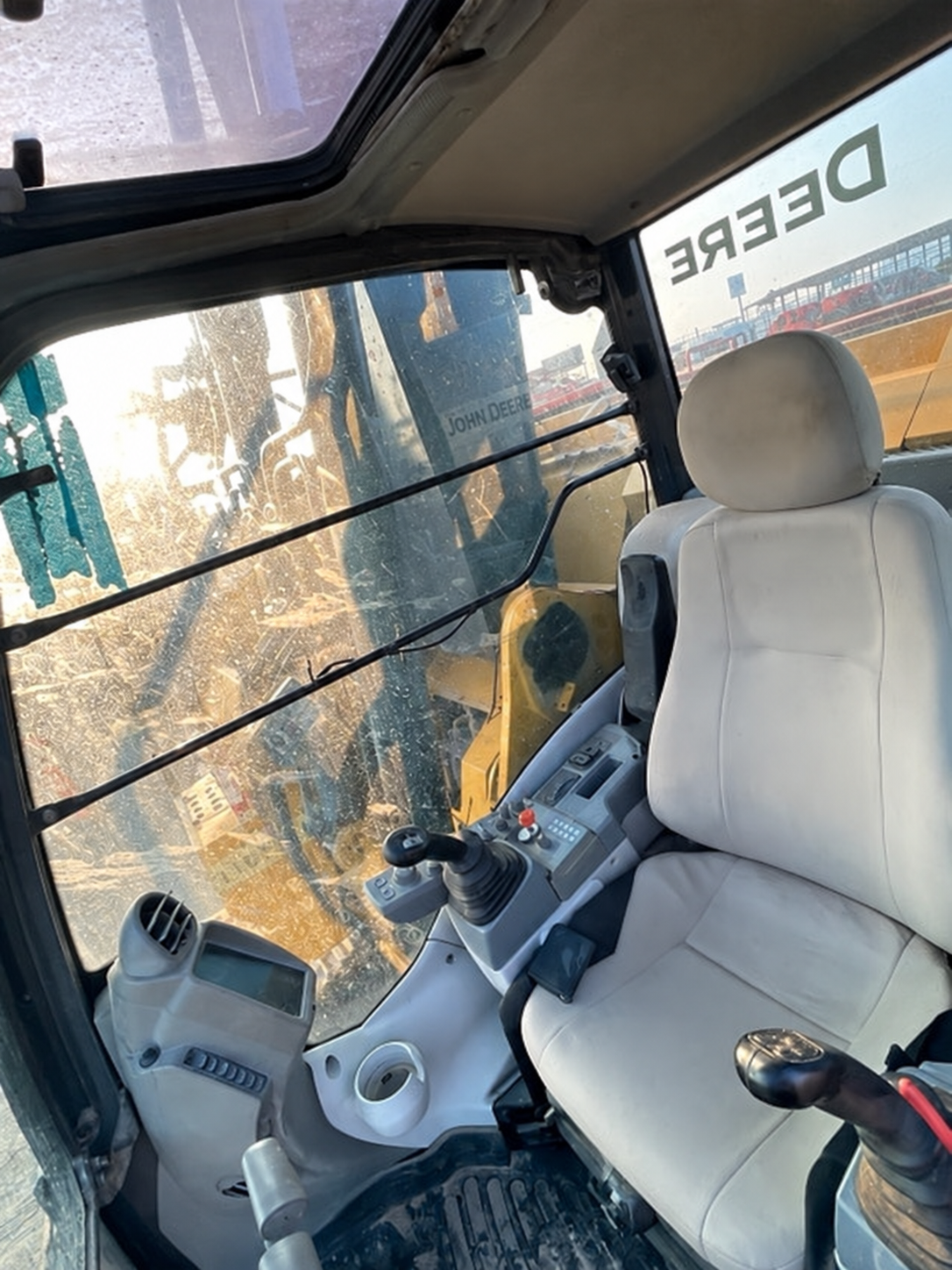 2019 Deere 245G LC Excavator - Image 5
