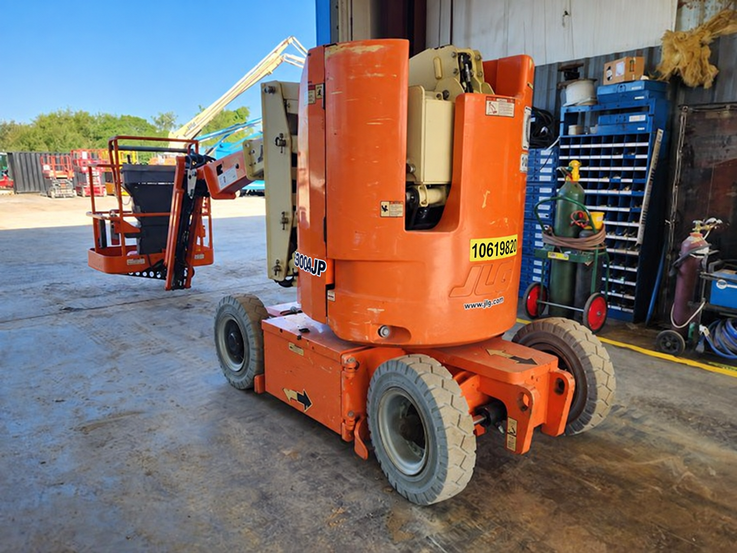 2017 JLG E300AJP Articulating Boom Lift - Image 4