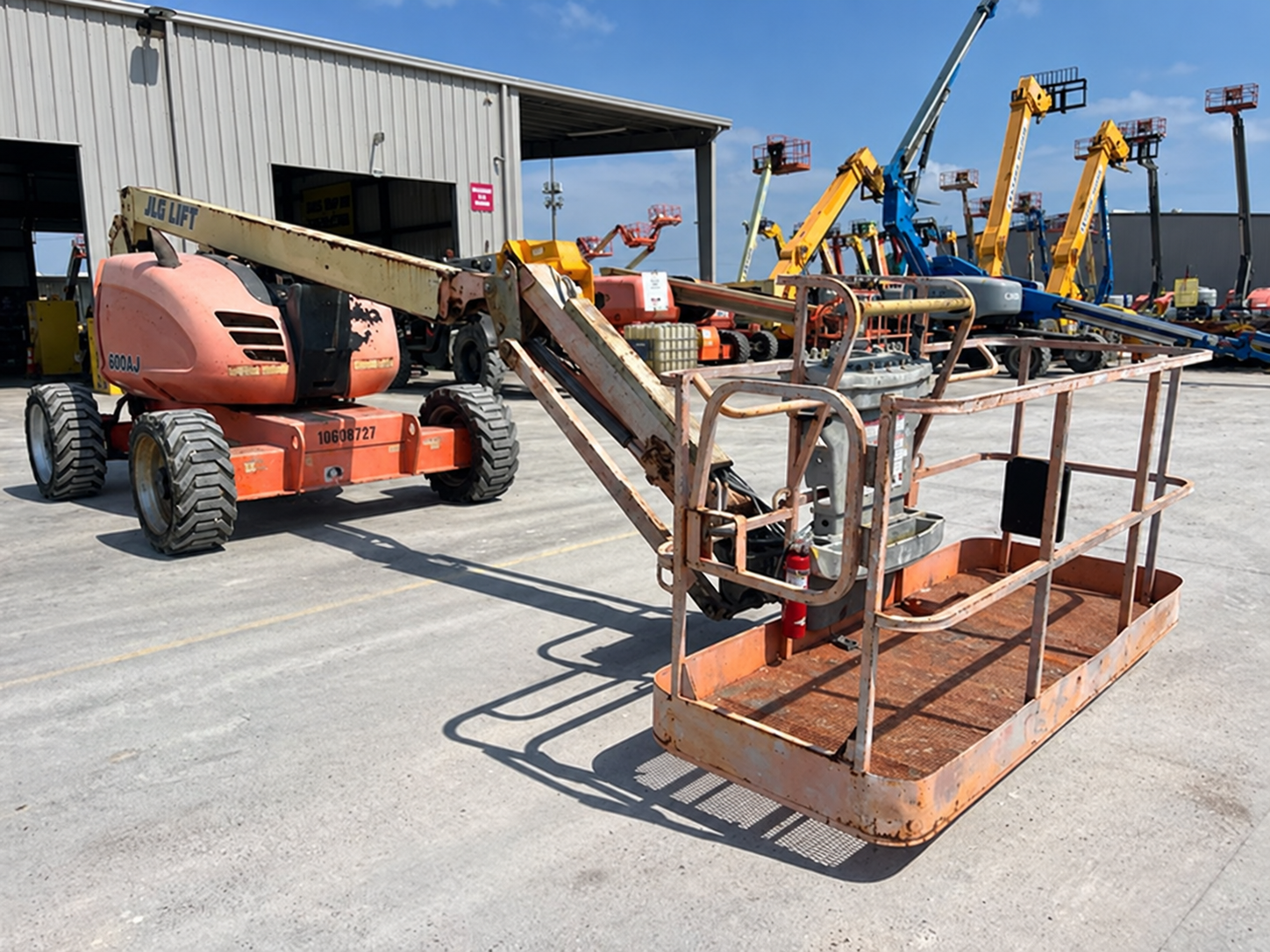 2017 JLG 600AJ Articulating Boom Lift - Image 2