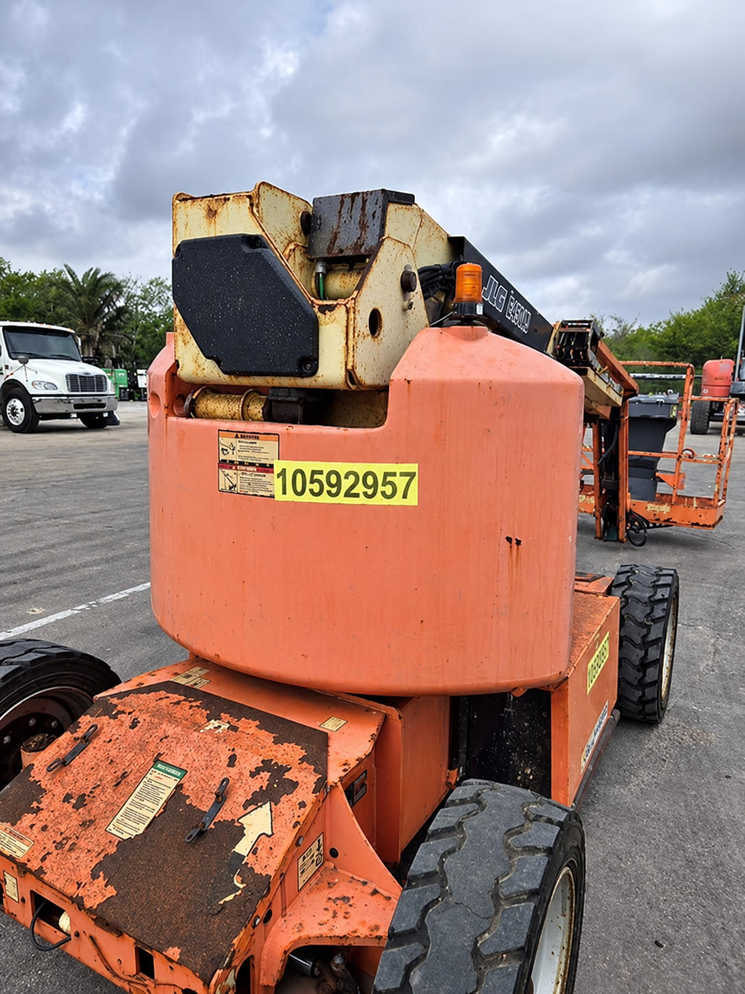 2017 JLG E450AJ Articulating Boom Lift - Image 3