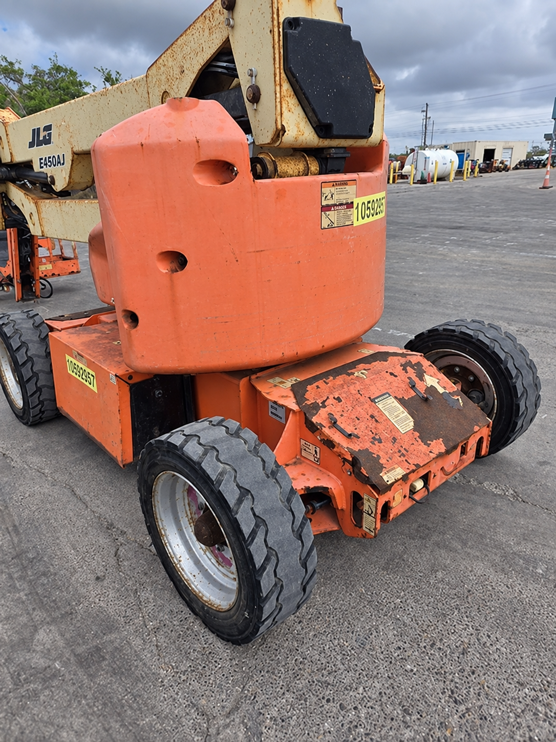 2017 JLG E450AJ Articulating Boom Lift - Image 4