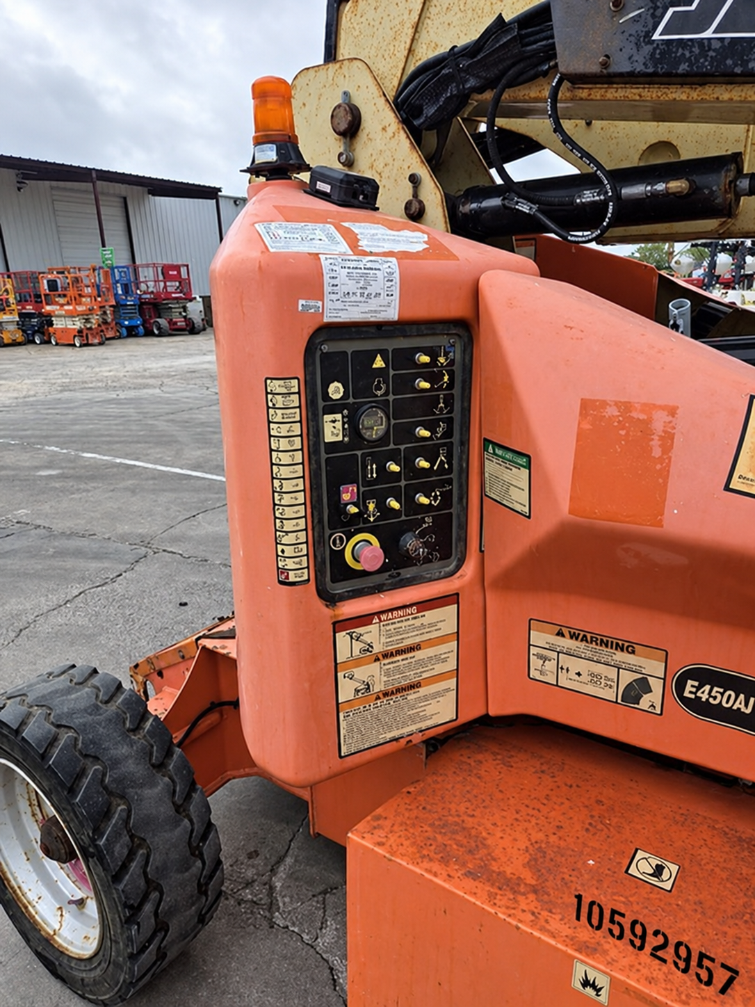 2017 JLG E450AJ Articulating Boom Lift - Image 5