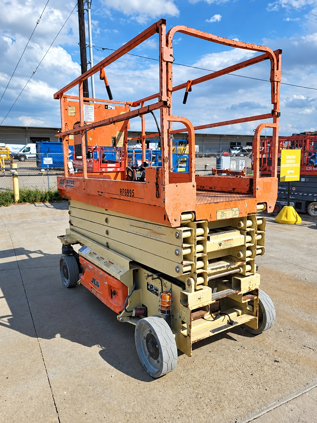 2016 JLG 2646ES Electric Scissor Lift - Image 2