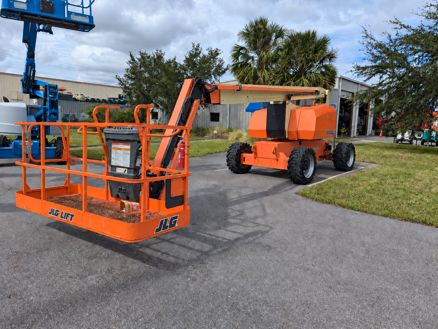 2014 JLG 800AJ Articulating Boom Lift - Image 3