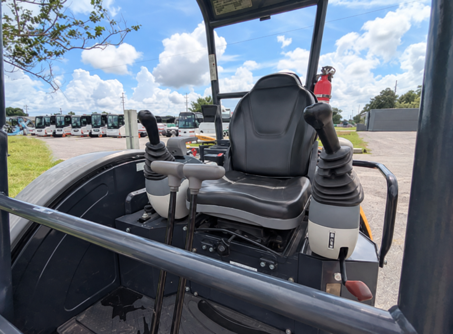 2021 John Deere 26G Mini Excavator - Image 11