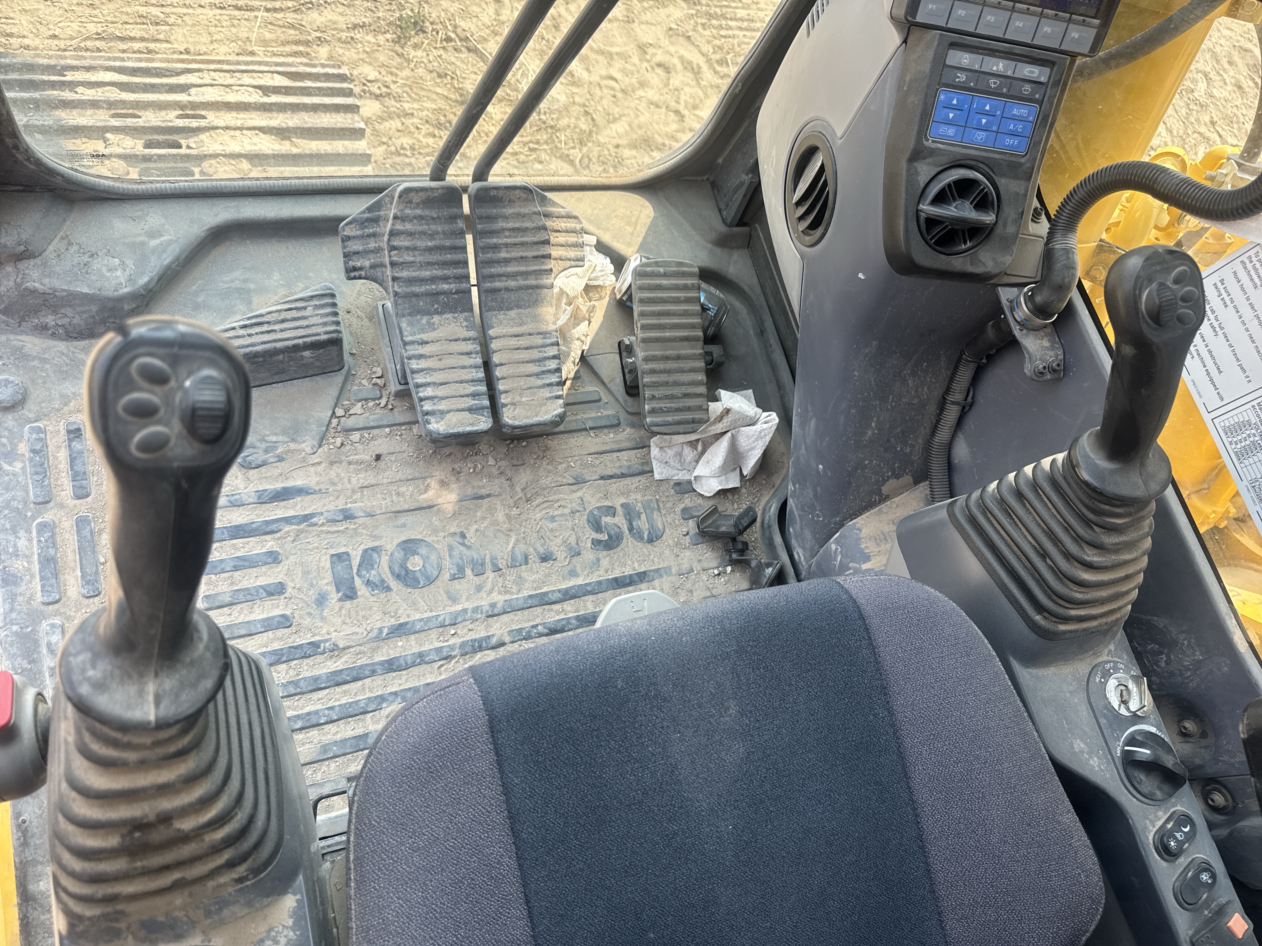 2022 Komatsu PC210LCI-11 - Image 11