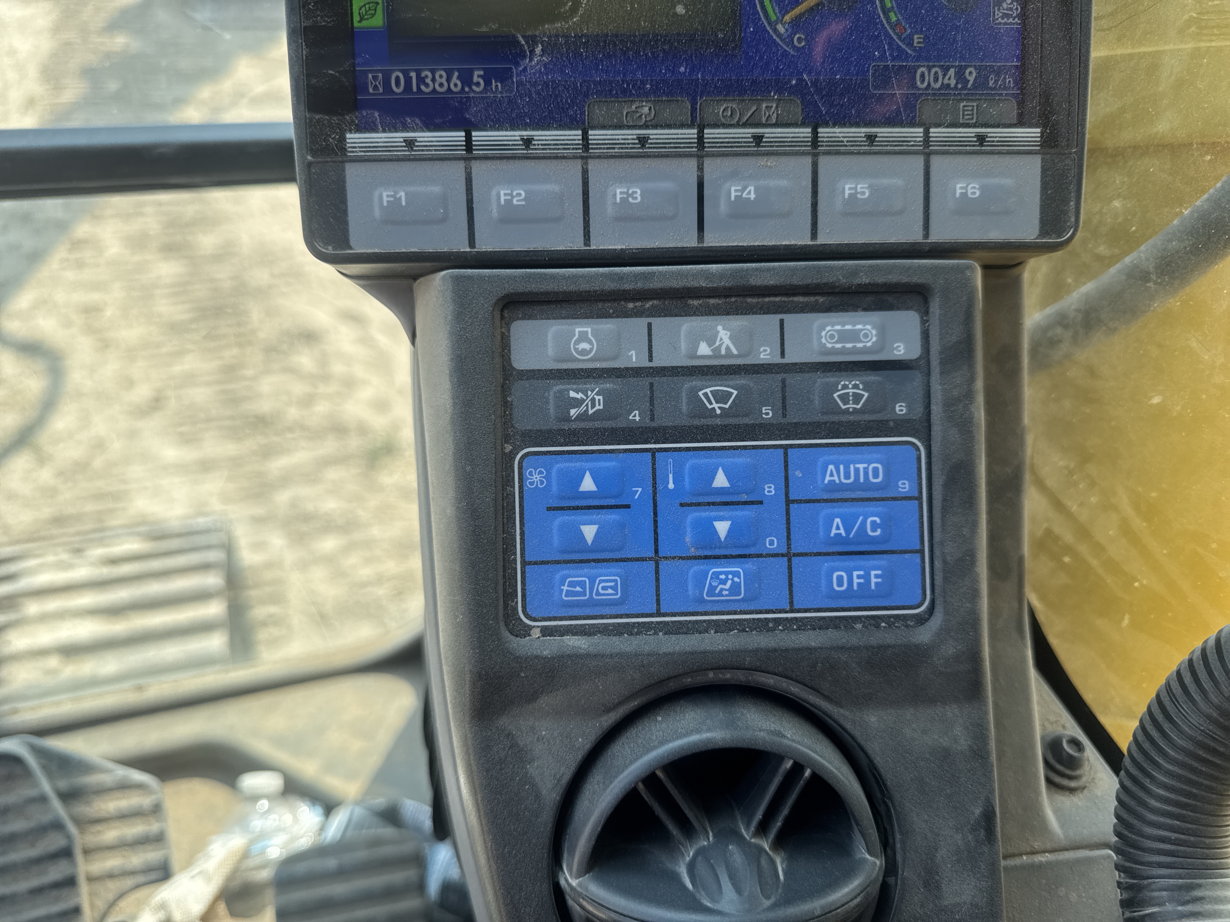 2022 Komatsu PC210LCI-11 - Image 15