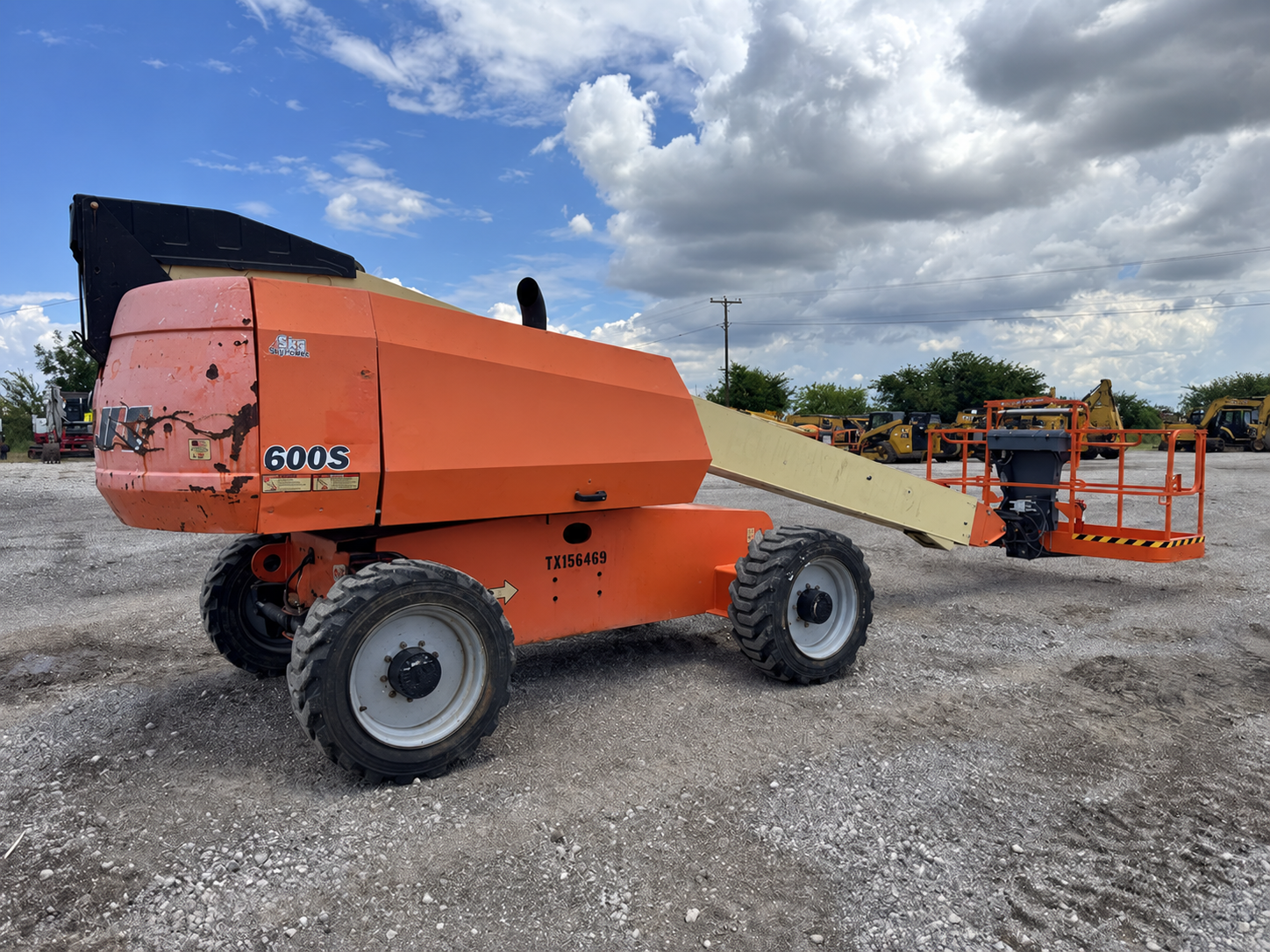 2017 JLG 600S 2WD Boom Lift - Image 2