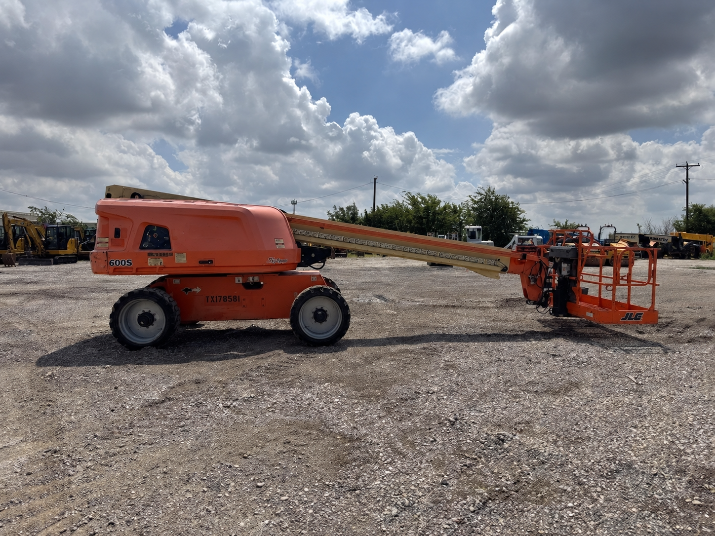 2018 JLG 600S 2WD Boom Lift - Image 2