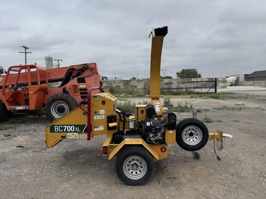 2021 Vermeer BC700XL Towable Wood Chipper - Image 2