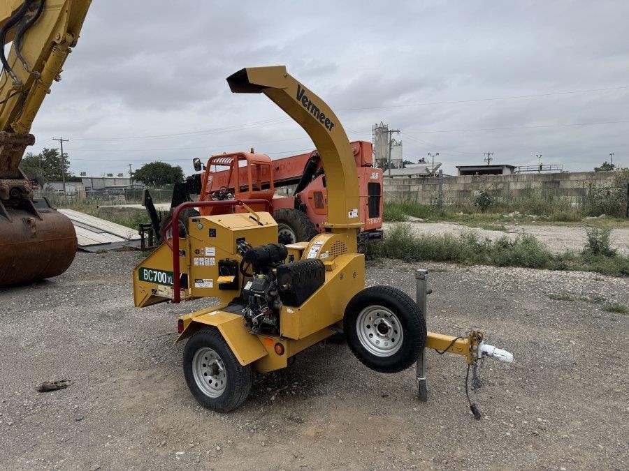 2021 Vermeer BC700XL Towable Wood Chipper - Image 3