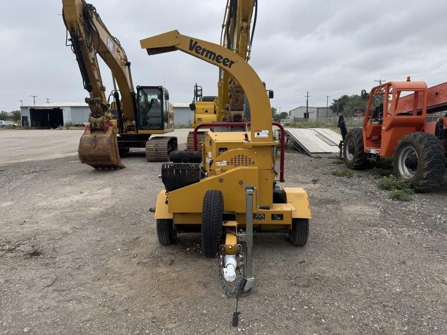 2021 Vermeer BC700XL Towable Wood Chipper - Image 4