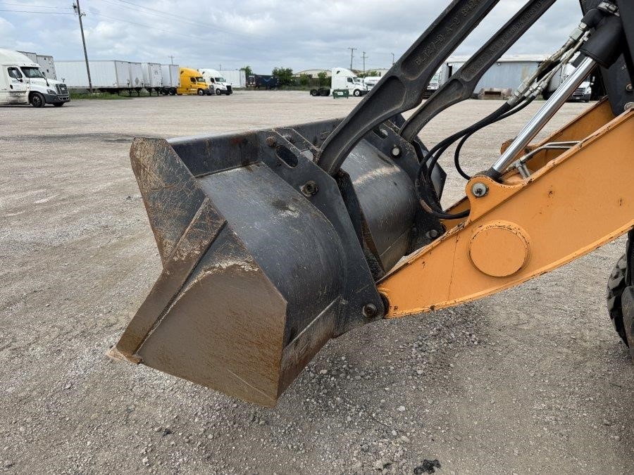 2020 Case 570N EP Skip Loader - Image 13