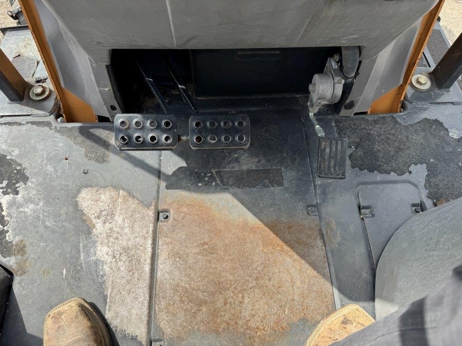 2020 Case 570N EP Skip Loader - Image 32