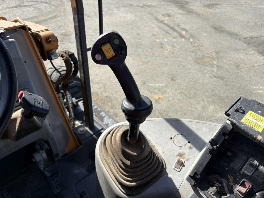 2020 Case 570N EP Skip Loader - Image 32