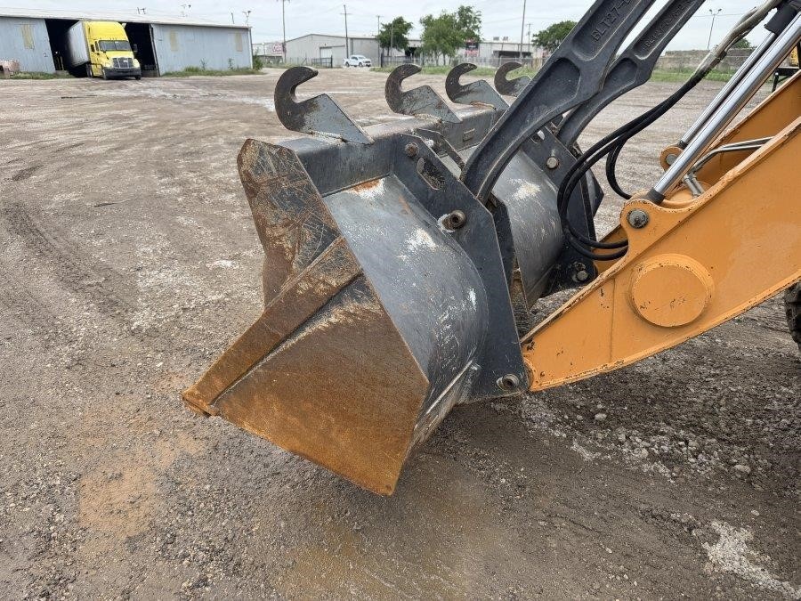 2020 Case 570N EP Skip Loader - Image 13