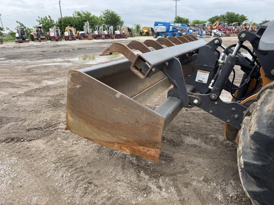 2020 Case 570N EP Skip Loader - Image 17