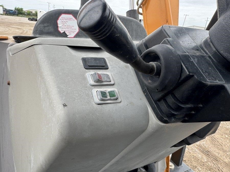 2020 Case 570N EP Skip Loader - Image 27