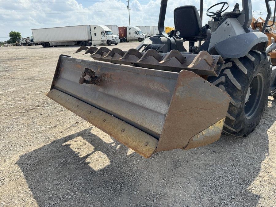 2019 Case 570N EP Skip Loader - Image 18