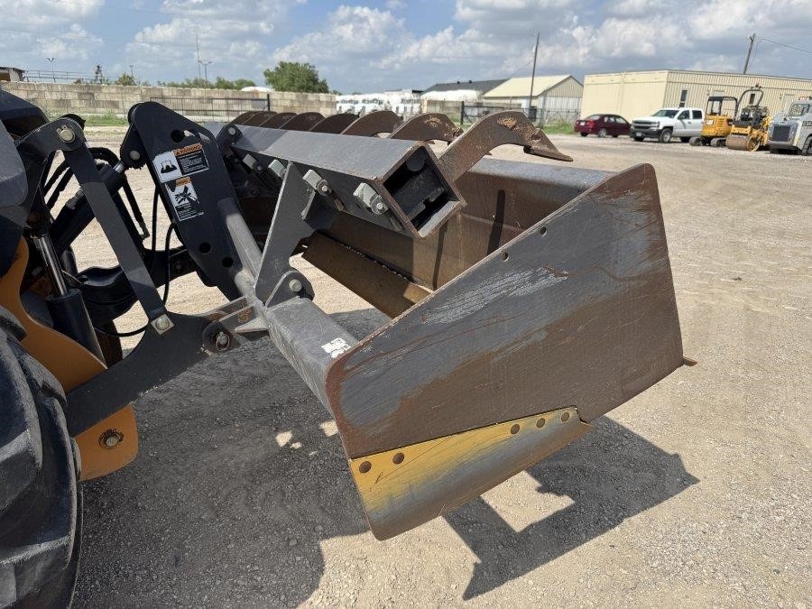 2019 Case 570N EP Skip Loader - Image 21