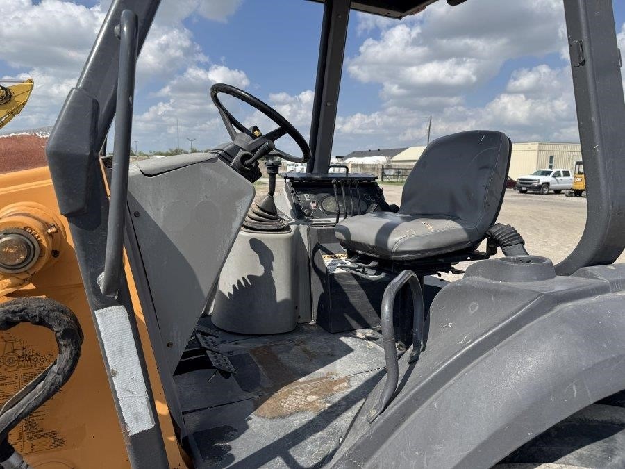 2019 Case 570N EP Skip Loader - Image 24