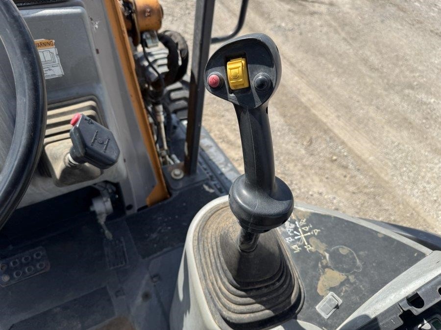 2019 Case 570N EP Skip Loader - Image 32