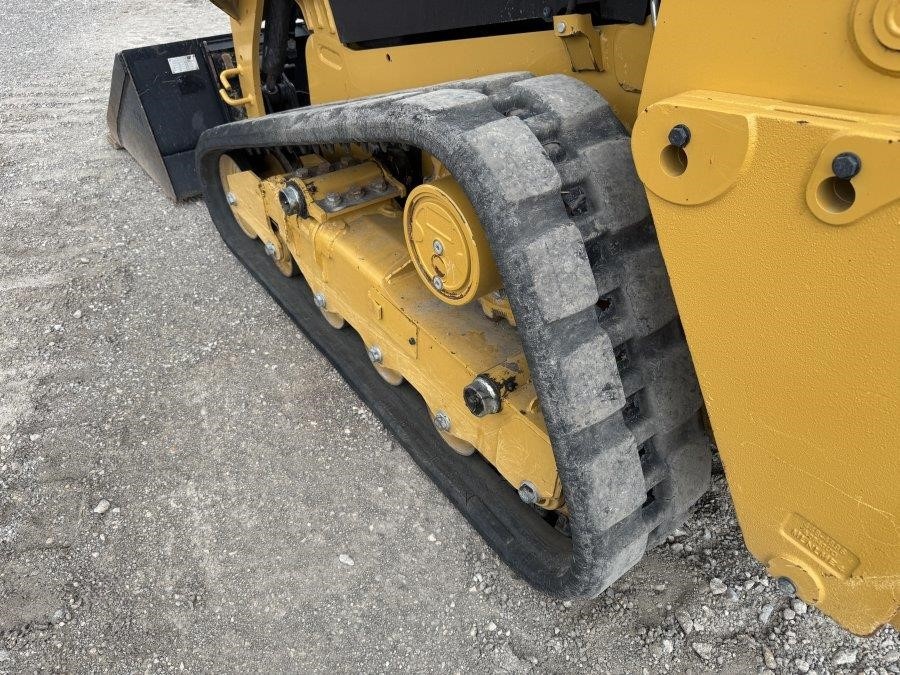 2023 Caterpillar 239D3 Compact Track Loader - Image 9