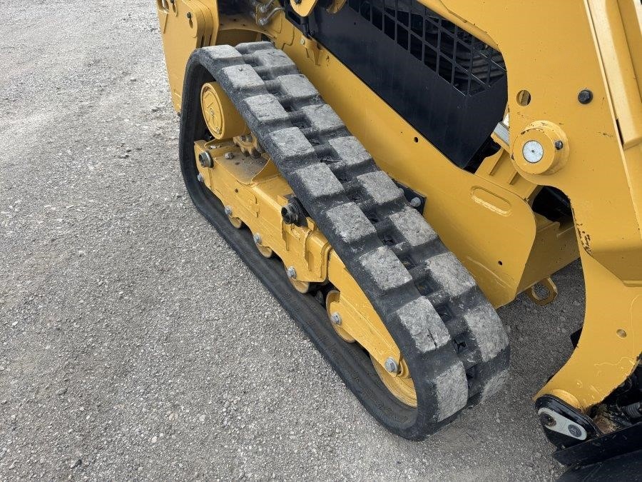 2023 Caterpillar 239D3 Compact Track Loader - Image 23