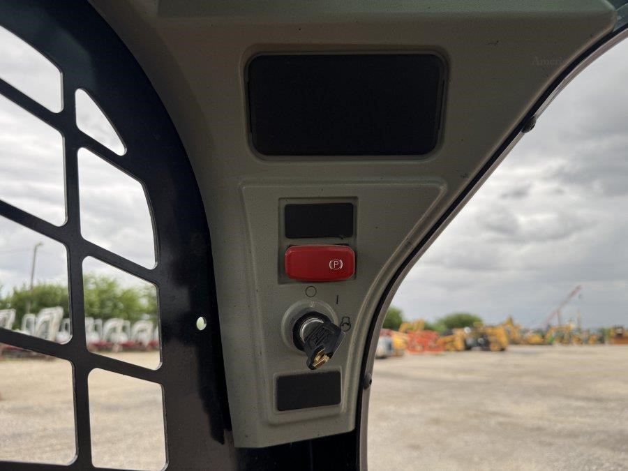 2023 Caterpillar 239D3 Compact Track Loader - Image 39