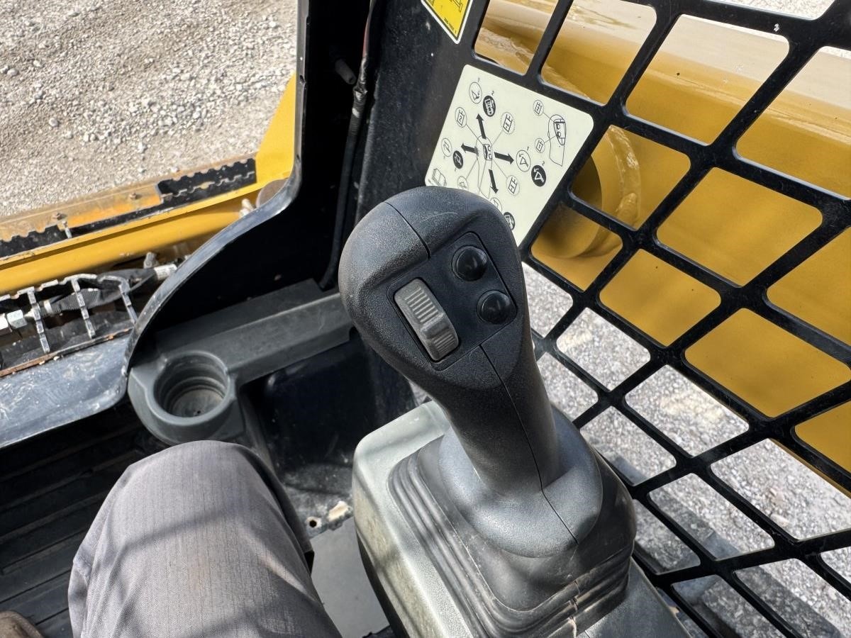 2023 Caterpillar 239D3 Compact Track Loader - Image 39