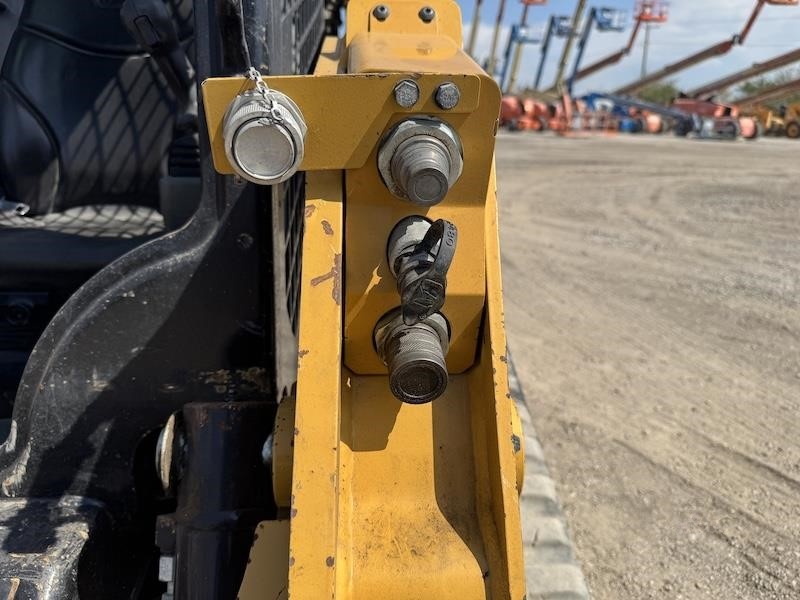 2023 Caterpillar 239D3 Compact Track Loader - Image 11