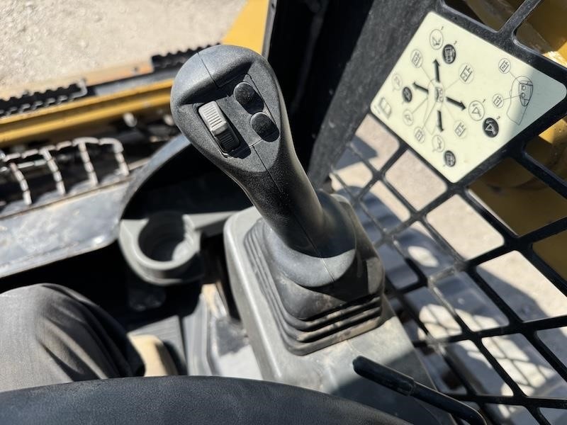2023 Caterpillar 239D3 Compact Track Loader - Image 26