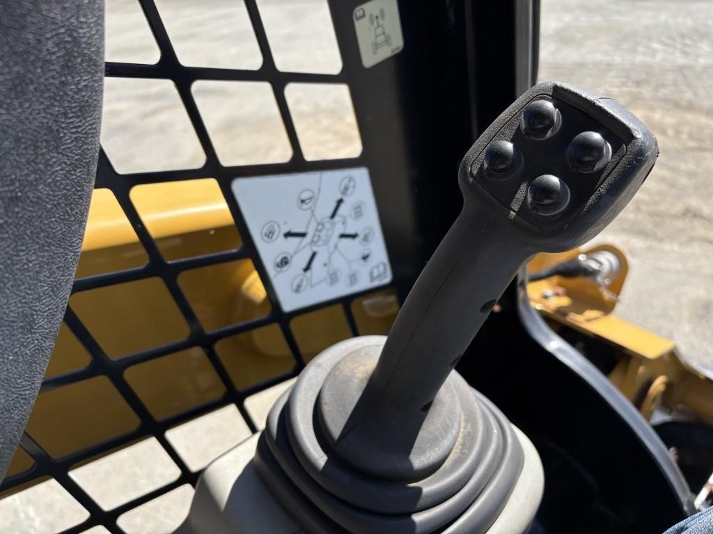 2017 Caterpillar 259D Compact Track Loader - Image 32