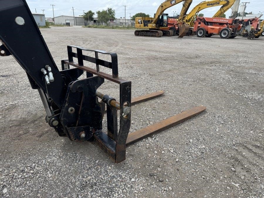 2020 Caterpillar TL943D Telehandler - Image 18