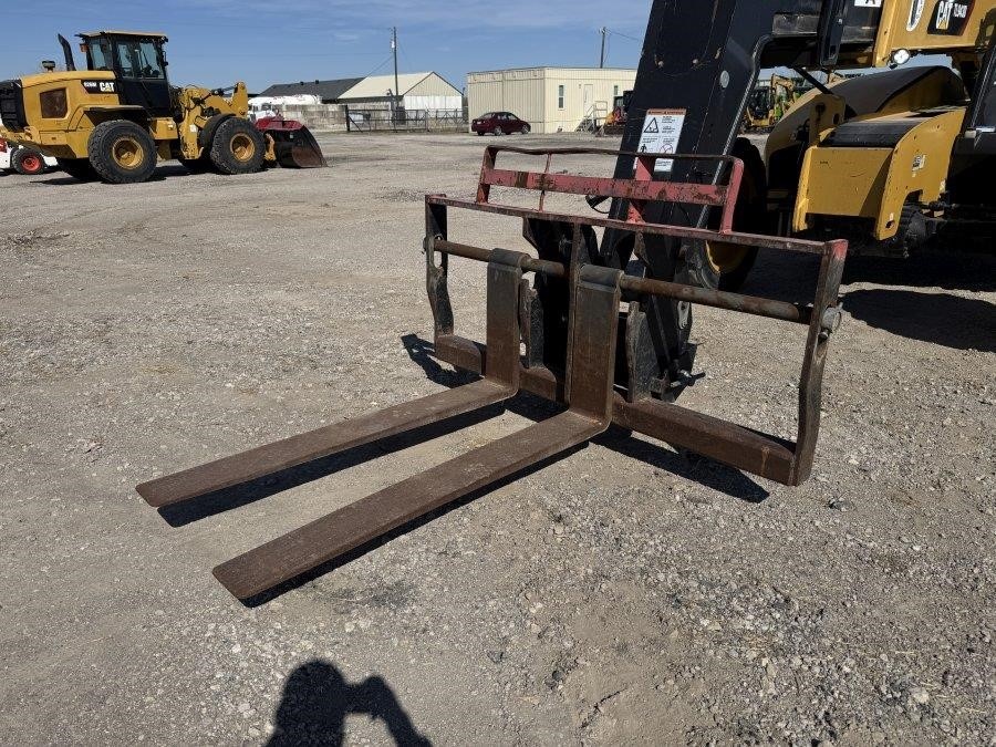 2019 Caterpillar TL943D Telehandler - Image 15