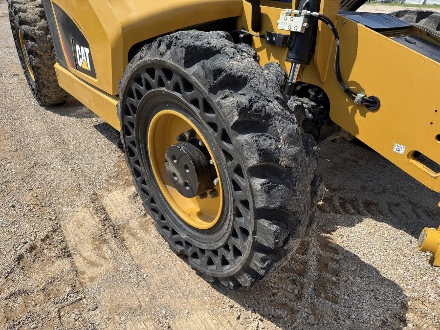 2018 Caterpillar TL1055D Telehandler - Image 9