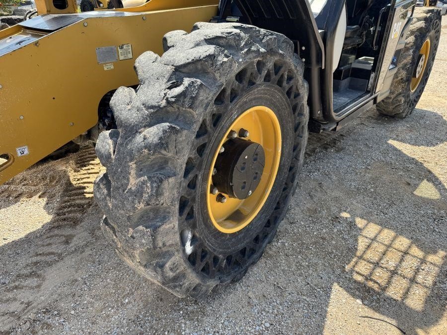 2018 Caterpillar TL1055D Telehandler - Image 10