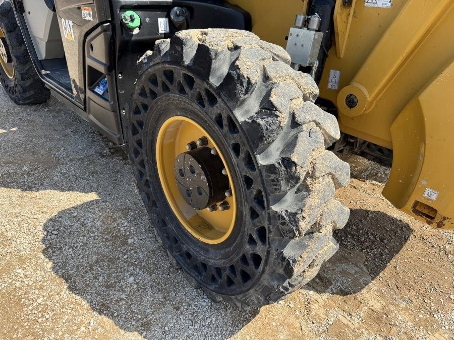 2018 Caterpillar TL1055D Telehandler - Image 11
