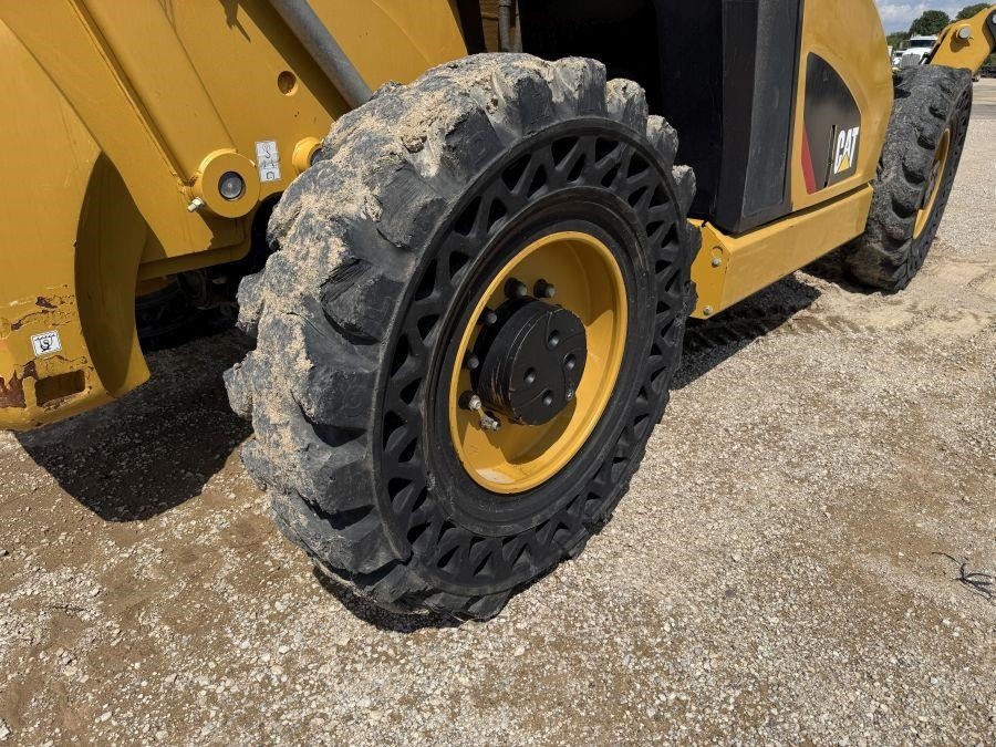 2018 Caterpillar TL1055D Telehandler - Image 12